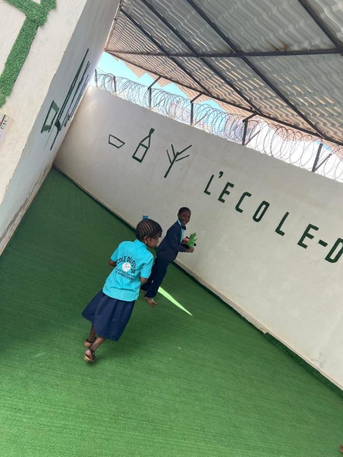 Élèves de l'École du Futur dans la cour de récréation