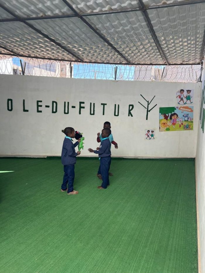 Élèves jouant dans la cour de l'École du Futur