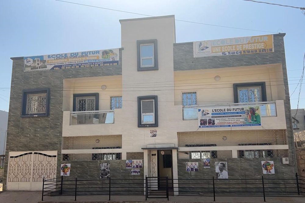 Façade du bâtiment de l'École du Futur à Keur Massar, Dakar