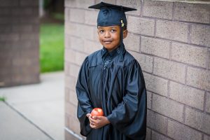 élève de périscolaire en costume de remise de diplôme à l'école du futur à Dakar